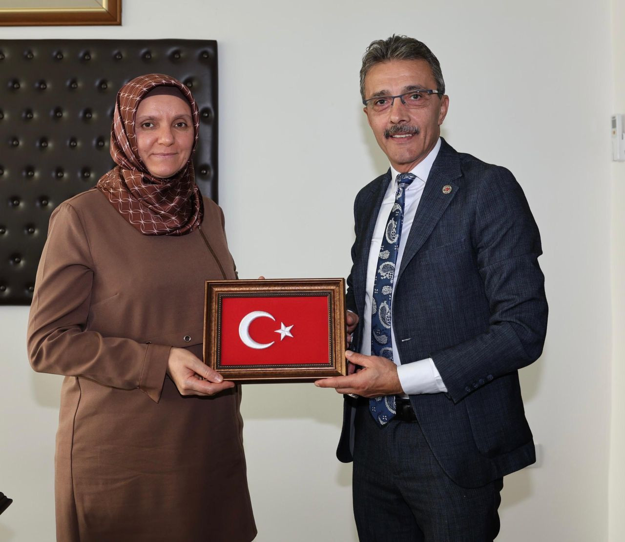 Başkan Dinç’ten İl Halk Kütüphanesi’ne Ziyaret - Sayfa 1