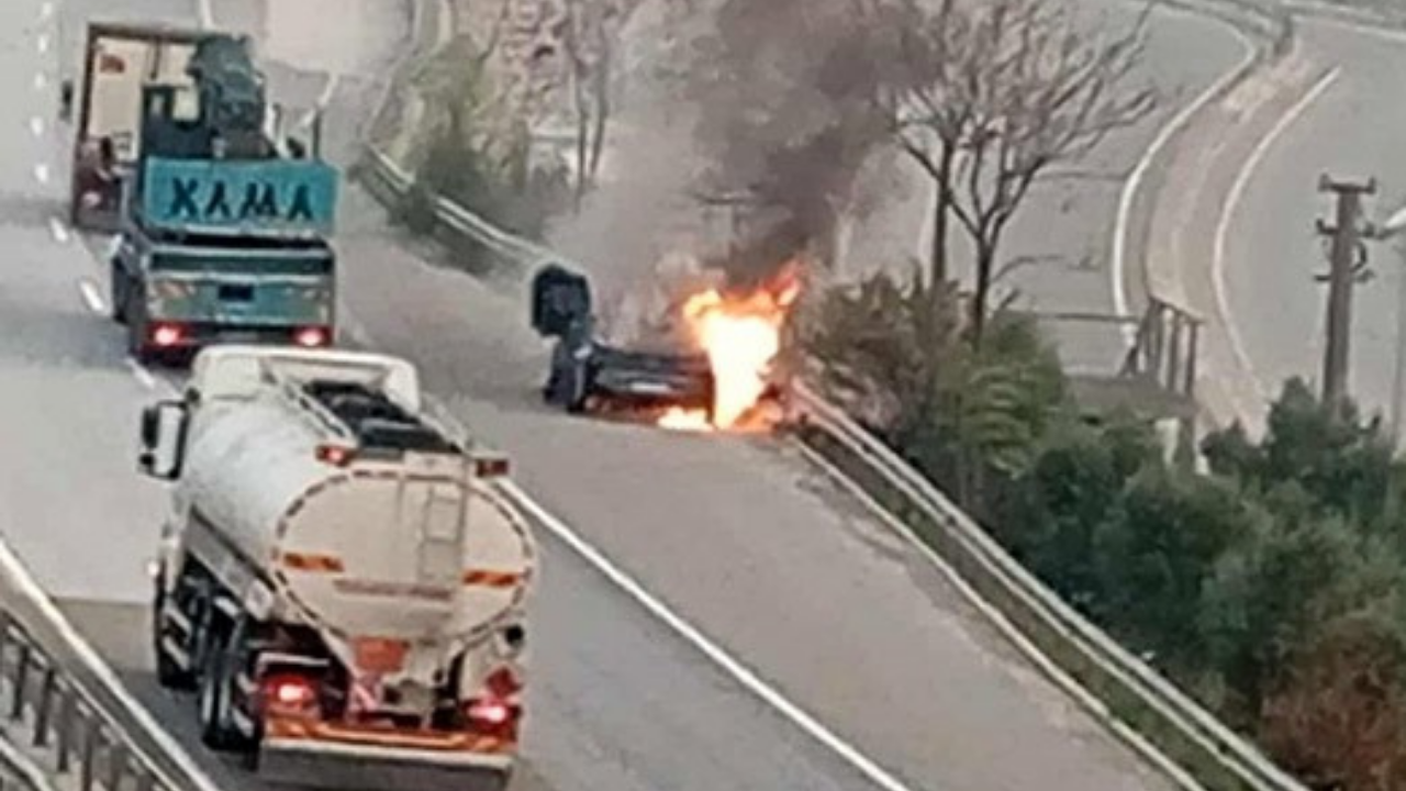 Sakarya Pamukova'da Seyir Halindeki Otomobil Alev Aldı