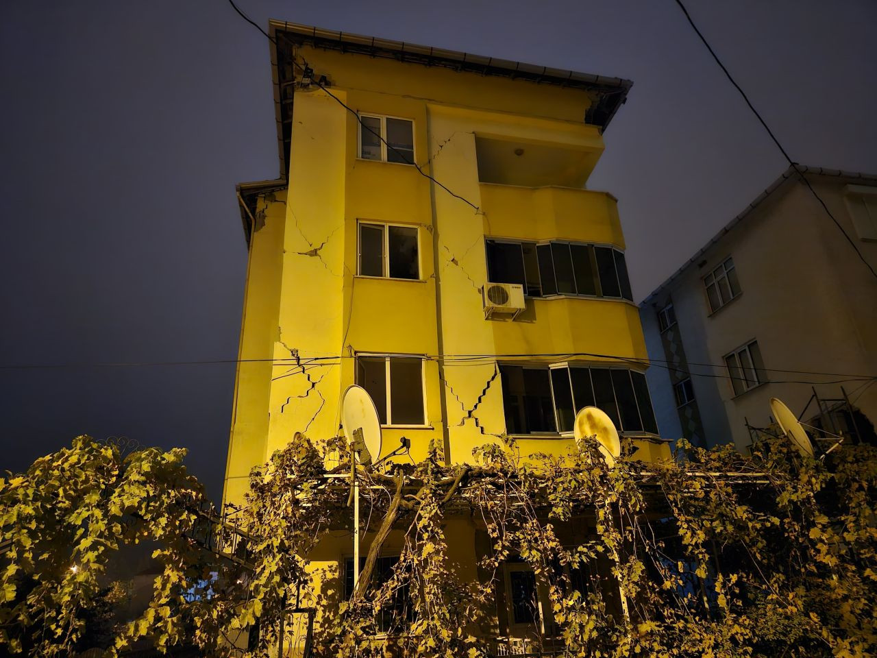 Balıkesir Peş Peşe Sallandı - Sayfa 1