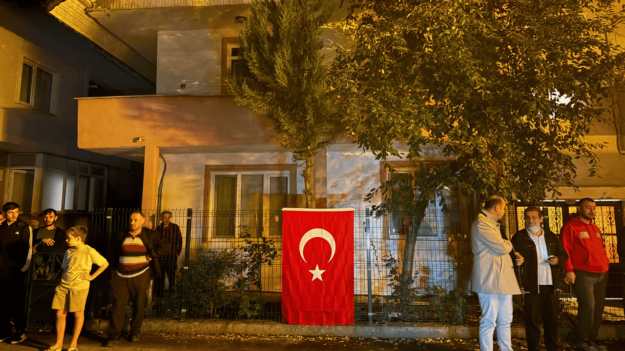 Sakaryalı Şehidin Baba Ocağına Türk Bayrağı Asıldı - Sayfa 1