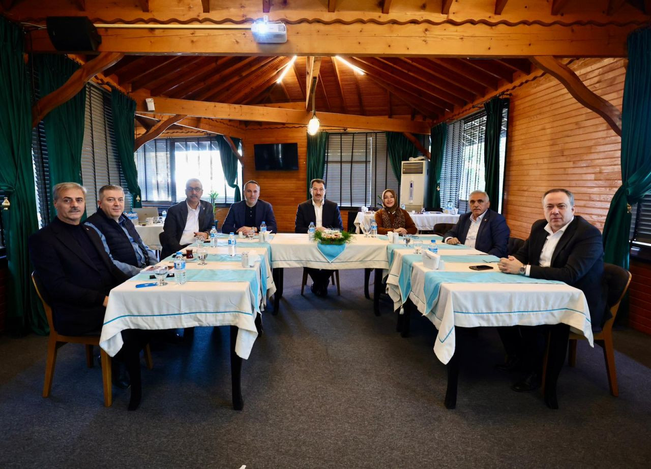 AK Parti Sakarya’da Yatırımlar ve Yeni Projeler İçin Toplandı - Sayfa 1