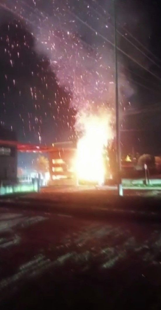 Kaynarca OSB Girişinde Trafo Patladı: Bölgeyi Alevler Sardı - Sayfa 1