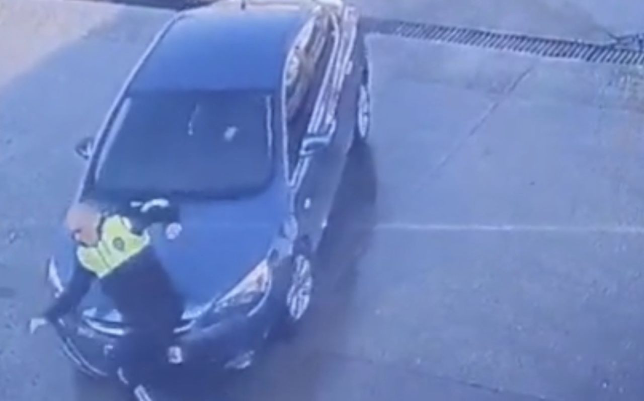 Dikkatsiz Sürücü Yürüyen Trafik Polisine Çarptı - Sayfa 1