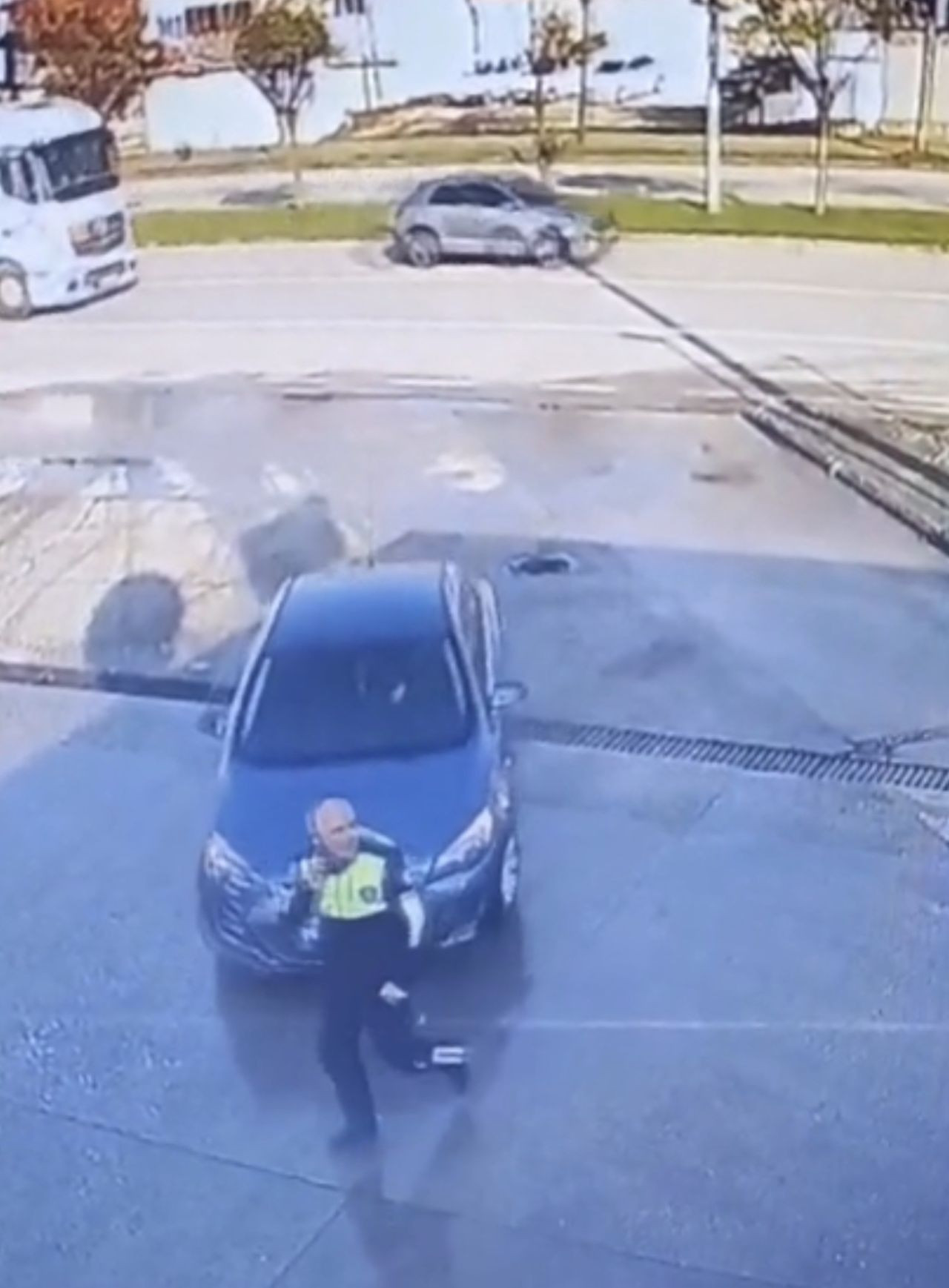 Dikkatsiz Sürücü Yürüyen Trafik Polisine Çarptı - Sayfa 2