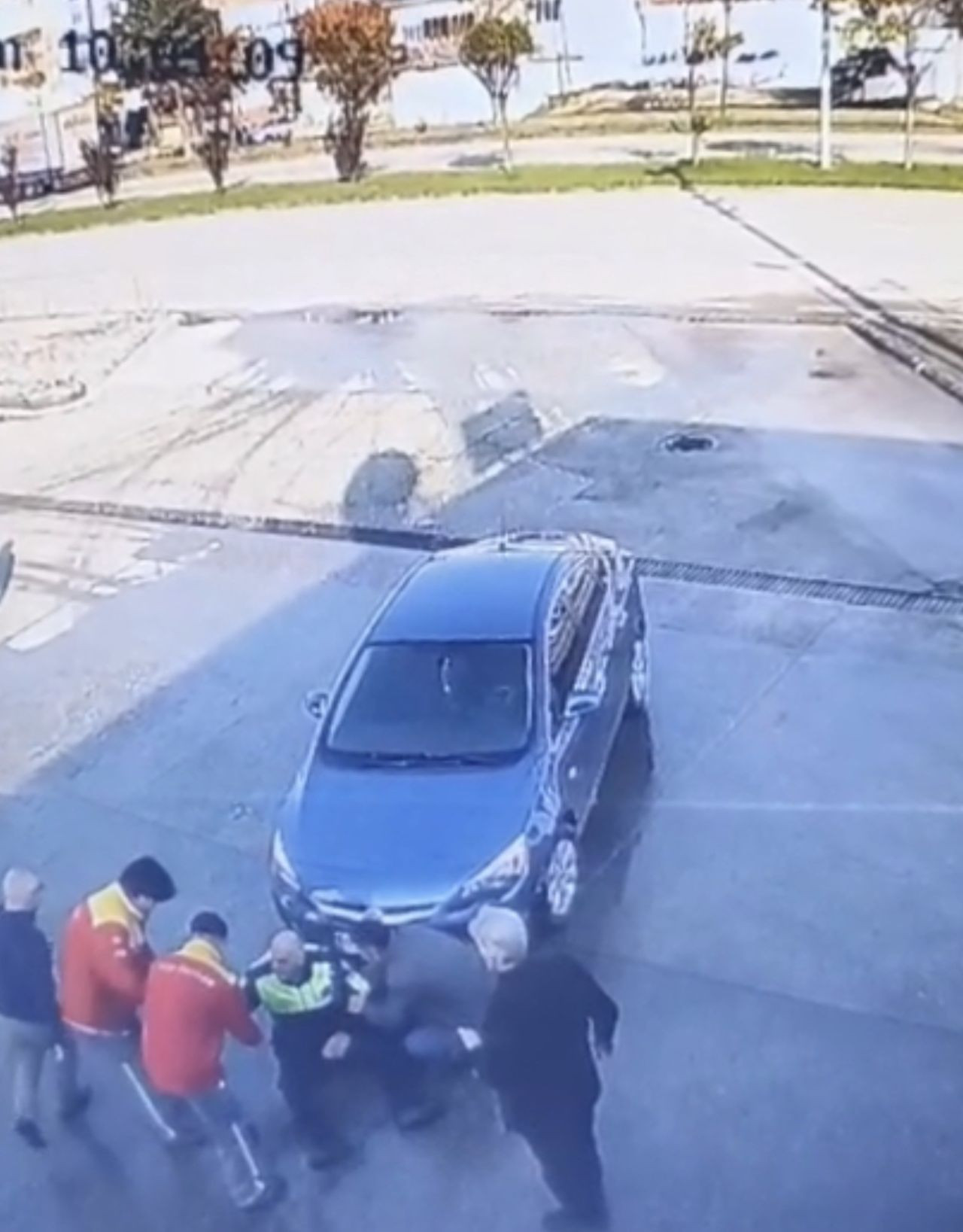 Dikkatsiz Sürücü Yürüyen Trafik Polisine Çarptı - Sayfa 4