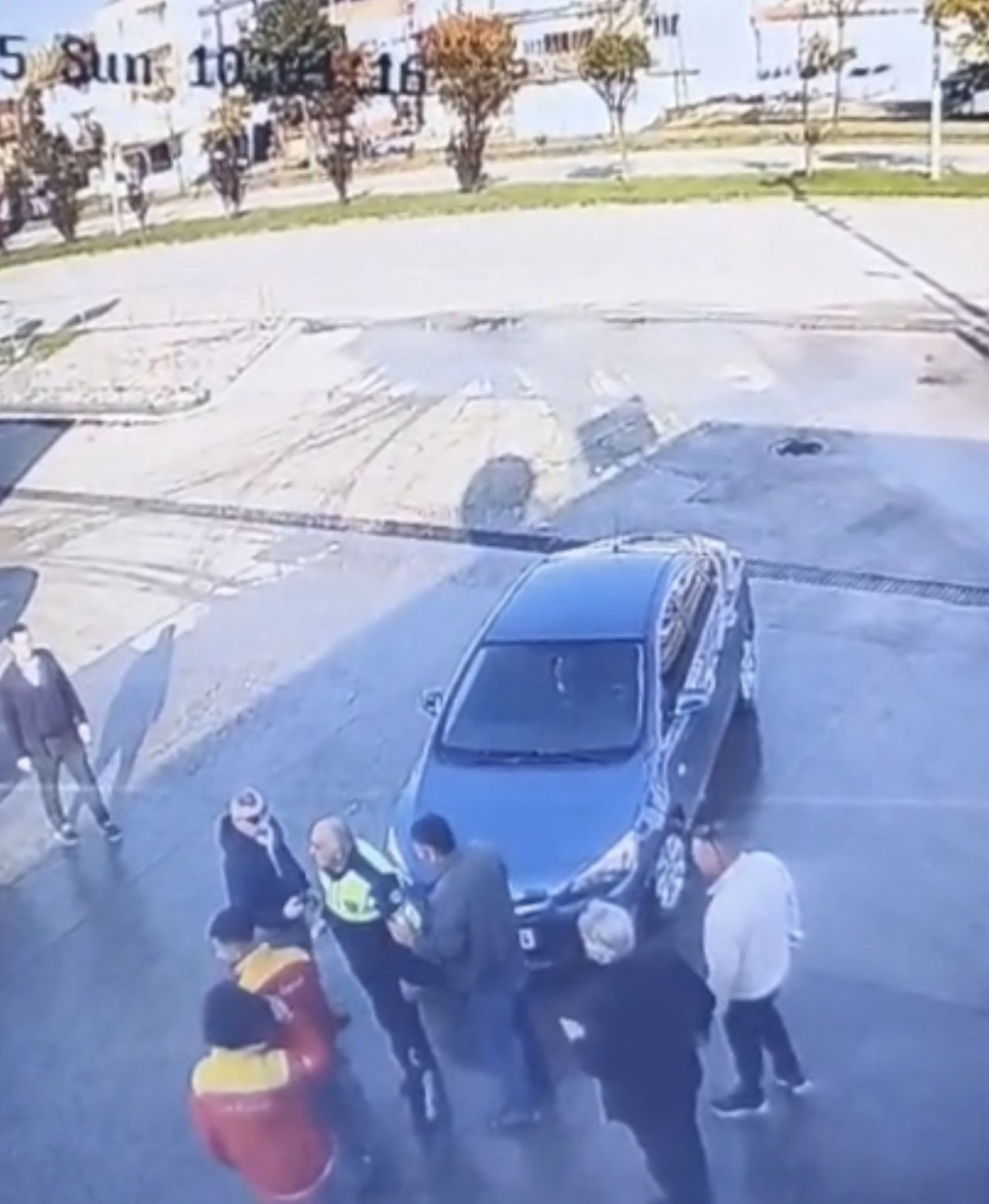 Dikkatsiz Sürücü Yürüyen Trafik Polisine Çarptı - Sayfa 5