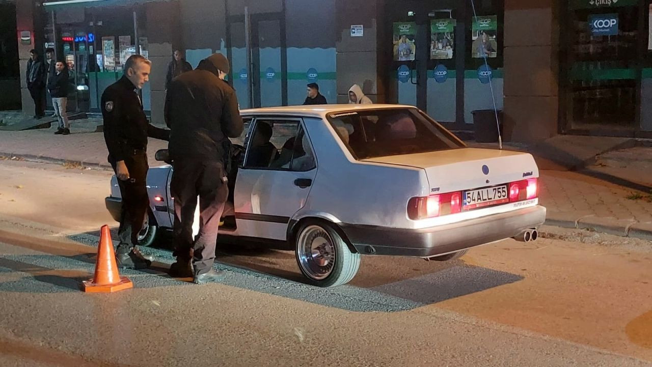 Polisi Görünce Kaldırıma Çekti, Üstünden ve Araçtan  Uyuşturucu Çıktı - Sayfa 4