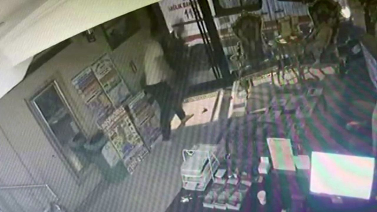 Fenalaşan Aile Kilitli Kapıyı Kırmaya Çalışmış - Sayfa 2