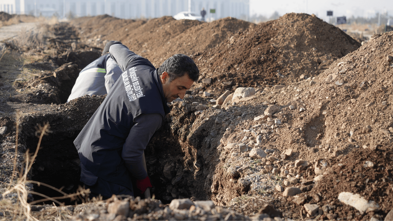 Erzurum’da Kış Öncesi Mezar Hazırlığı: Donmadan Yüzlerce Çukur Açıldı - Sayfa 1