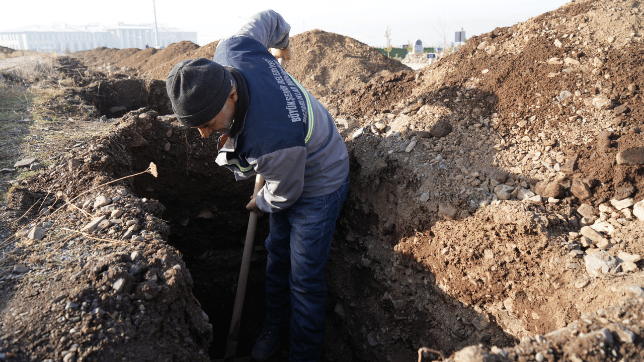 Erzurum’da Kış Öncesi Mezar Hazırlığı: Donmadan Yüzlerce Çukur Açıldı - Sayfa 2