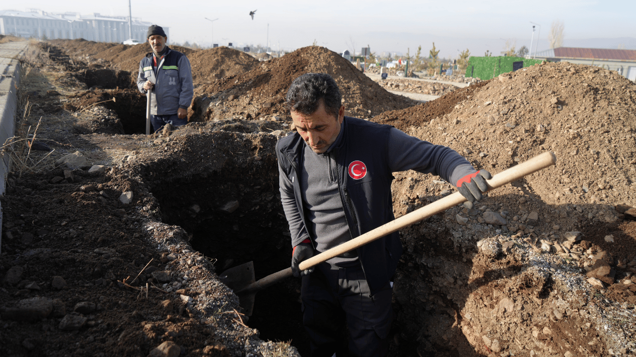 Erzurum’da Kış Öncesi Mezar Hazırlığı: Donmadan Yüzlerce Çukur Açıldı - Sayfa 3