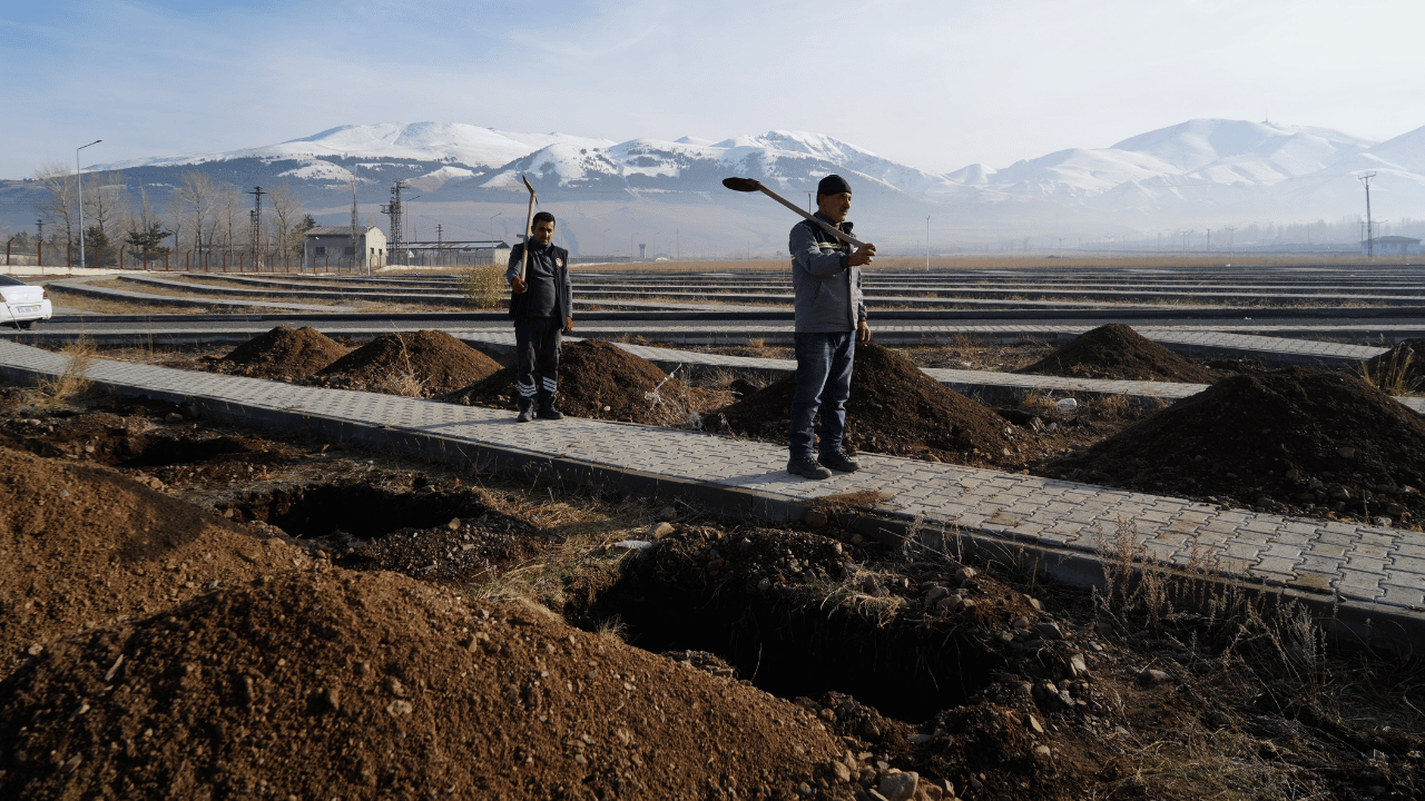 Erzurum’da Kış Öncesi Mezar Hazırlığı: Donmadan Yüzlerce Çukur Açıldı - Sayfa 5