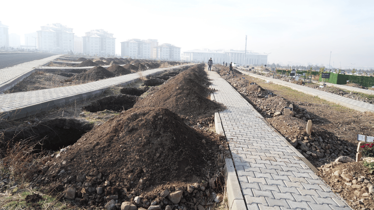 Erzurum’da Kış Öncesi Mezar Hazırlığı: Donmadan Yüzlerce Çukur Açıldı - Sayfa 6