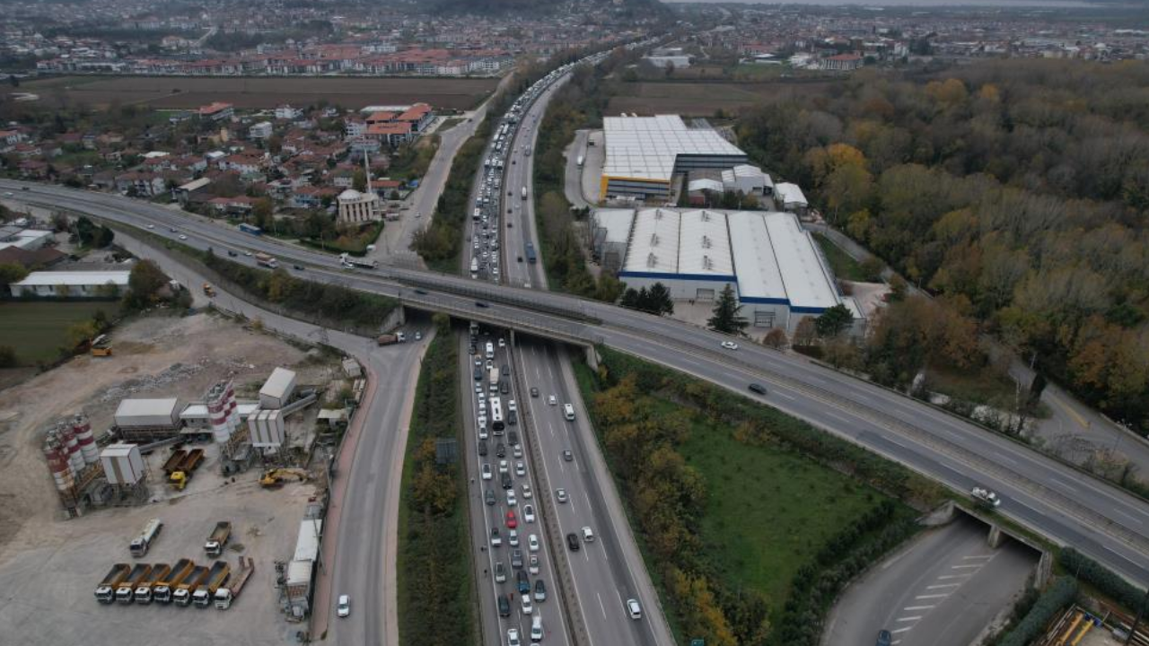 Sakarya Otoyolunda Tır ile Kamyonet Çarpıştı: Trafik Kilitlendi - Sayfa 6