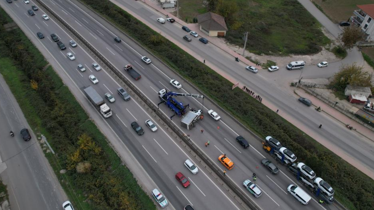 Sakarya Otoyolunda Tır ile Kamyonet Çarpıştı: Trafik Kilitlendi - Sayfa 5