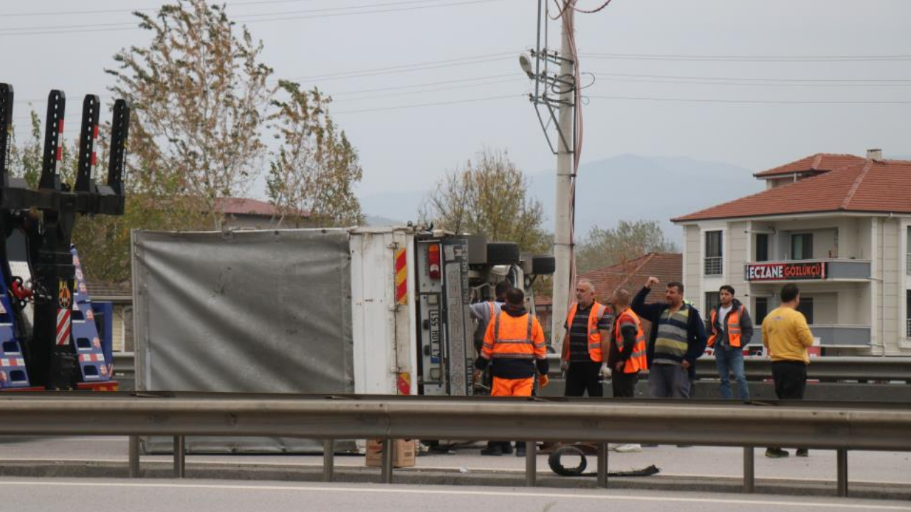 Sakarya Otoyolunda Tır ile Kamyonet Çarpıştı: Trafik Kilitlendi - Sayfa 4