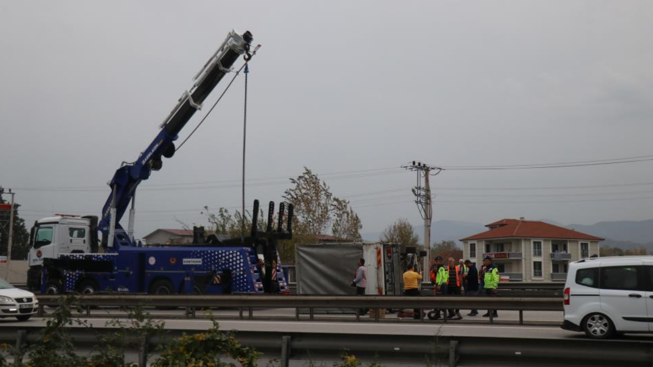 Sakarya Otoyolunda Tır ile Kamyonet Çarpıştı: Trafik Kilitlendi - Sayfa 2