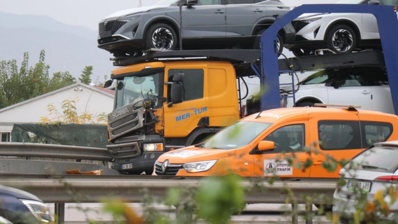 Sakarya Otoyolunda Tır ile Kamyonet Çarpıştı: Trafik Kilitlendi - Sayfa 1