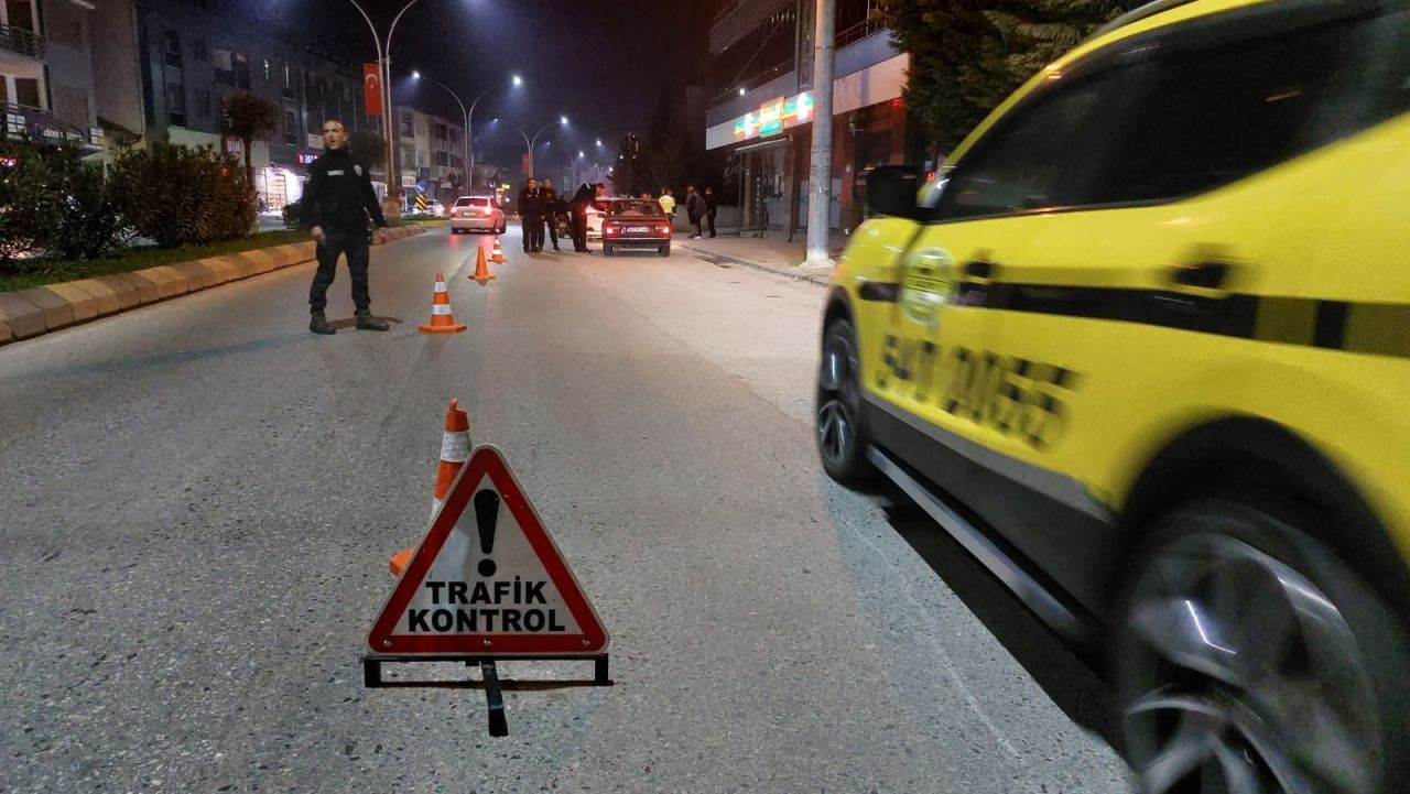 Akyazı’da Trafik Uygulamasında Ruhsatsız Silah Ele Geçirildi - Sayfa 5