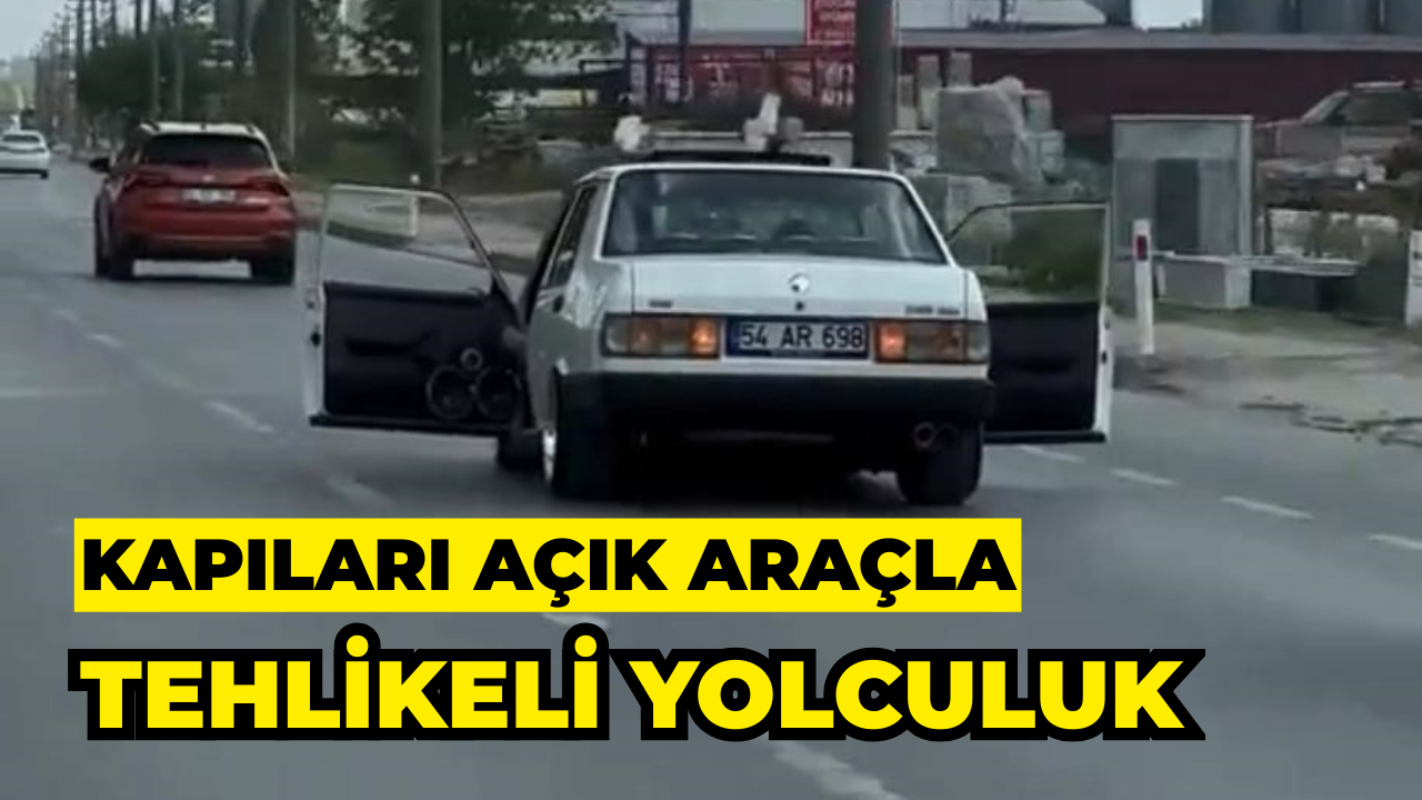 Adapazarı’nda Kapıları Açık Araçla Tehlikeli Yolculuk Tepki Çekti