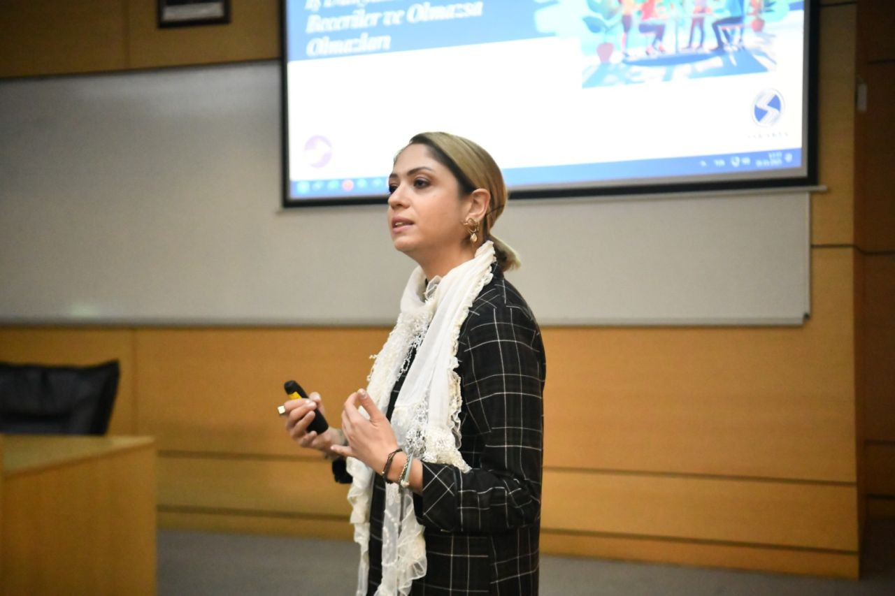 İnsan ve Robot El Ele - Sayfa 1