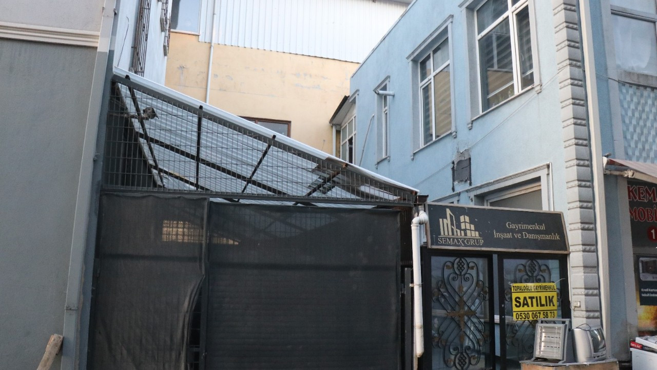 Şüpheli Hırsız, Marketin Tentesinden Düşerek Yaralandı