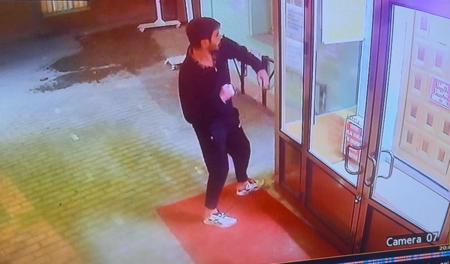 Eskişehir’de Camiye Saldırı: Kapıları Yumruklayan Şahıs Kamerada - Sayfa 1