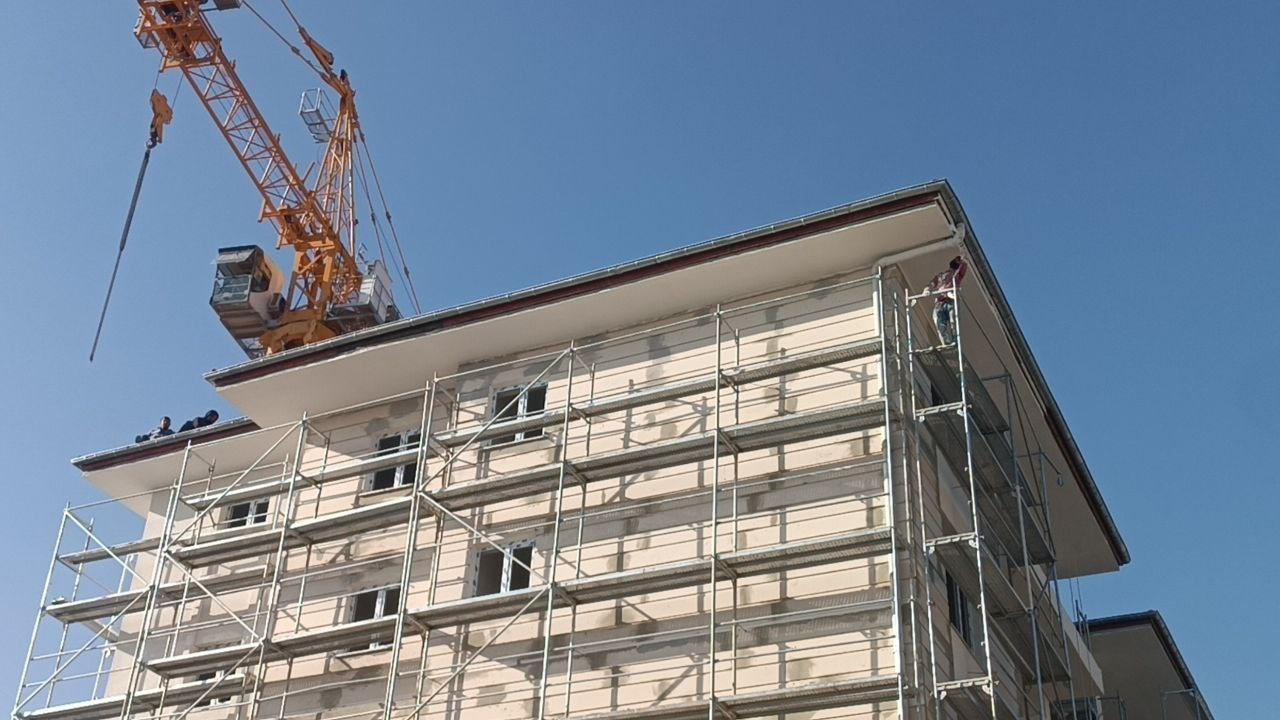 Adıyaman'da Maaş Gerginliği: İnşaat Tepesinde İntihar Girişimi