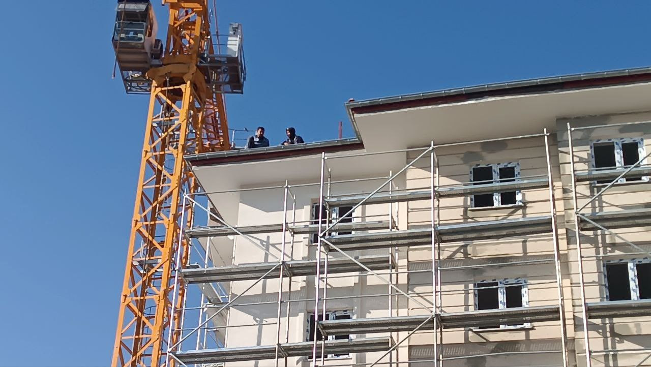 Adıyaman'da Maaş Gerginliği: İnşaat Tepesinde İntihar Girişimi - Sayfa 2