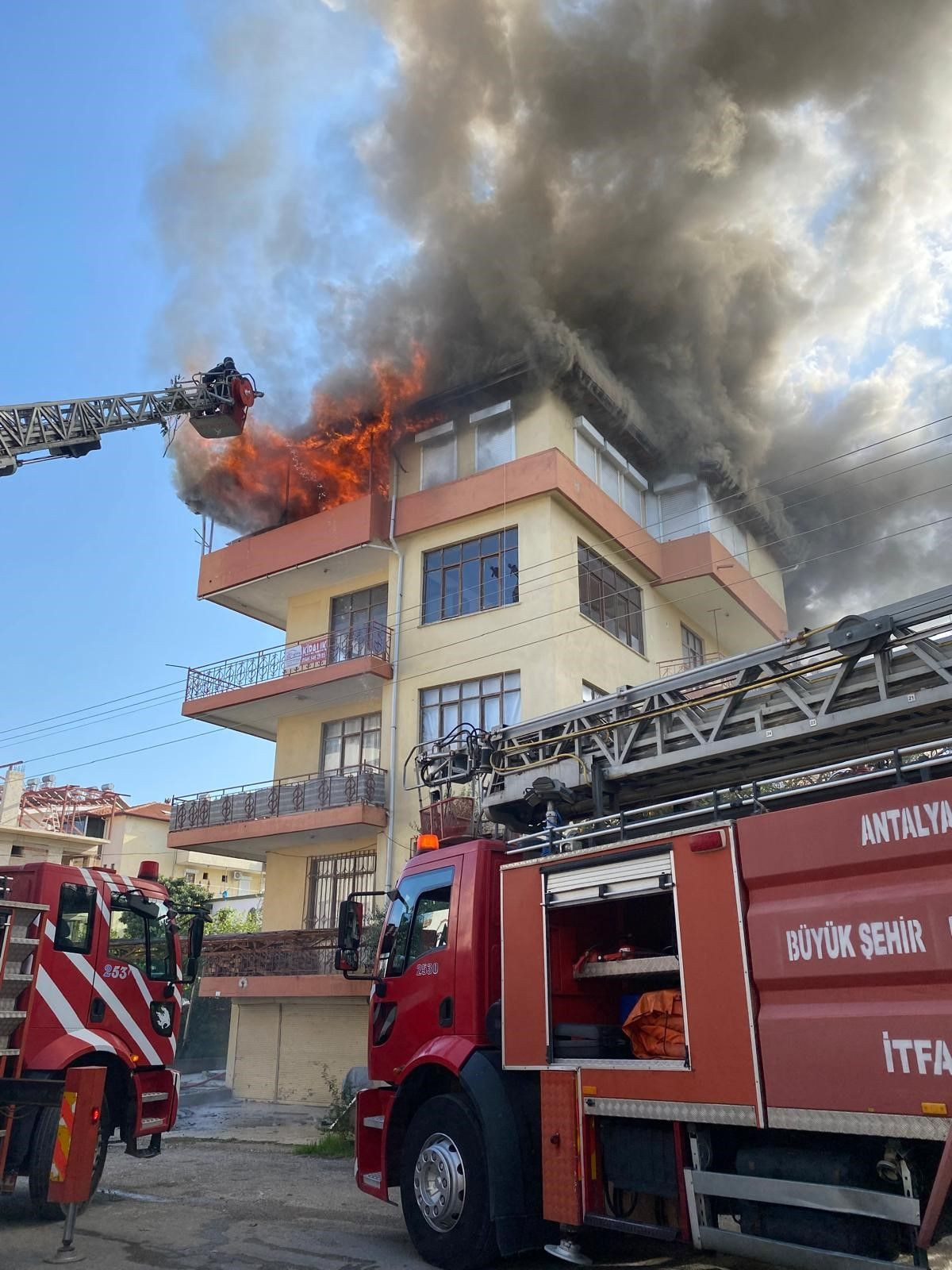 Antalya’da Çatı Katı Yangınında Mahsur Kalan 3 Çocuk Kurtarıldı - Sayfa 1