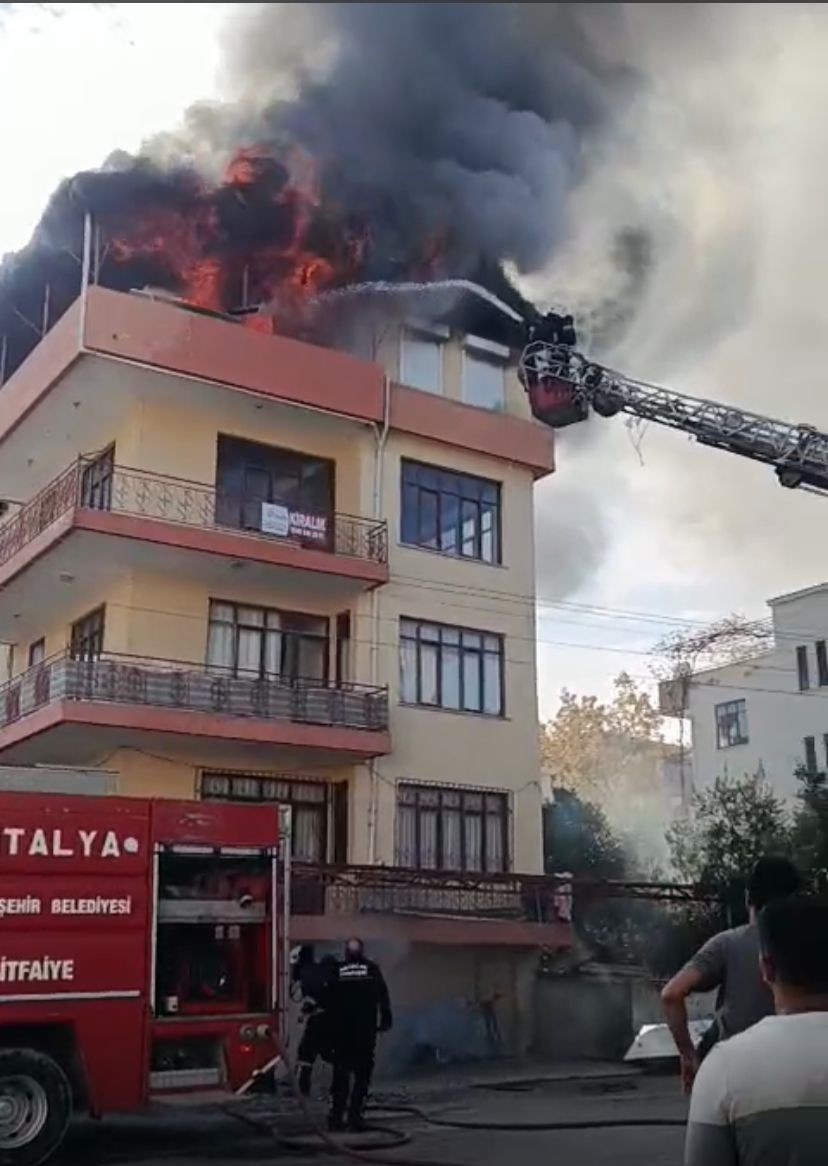 Antalya’da Çatı Katı Yangınında Mahsur Kalan 3 Çocuk Kurtarıldı - Sayfa 3