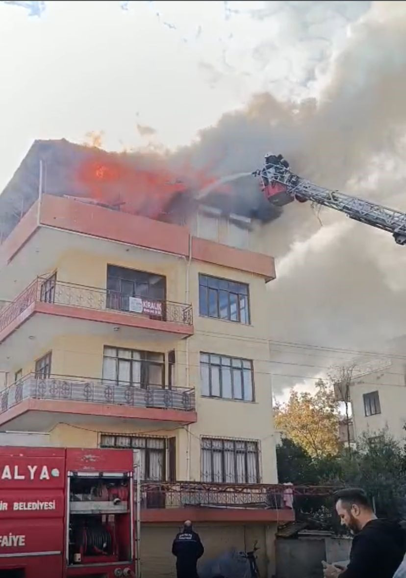 Antalya’da Çatı Katı Yangınında Mahsur Kalan 3 Çocuk Kurtarıldı - Sayfa 4