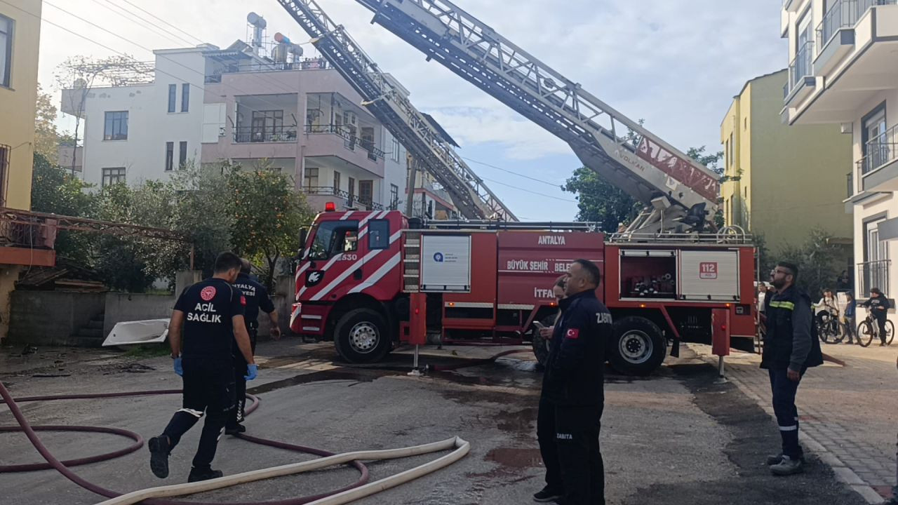 Antalya’da Çatı Katı Yangınında Mahsur Kalan 3 Çocuk Kurtarıldı - Sayfa 6
