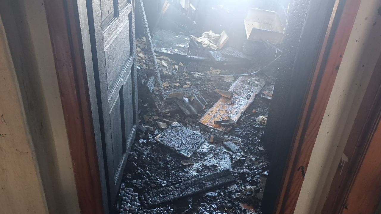 Antalya’da Çatı Katı Yangınında Mahsur Kalan 3 Çocuk Kurtarıldı - Sayfa 9