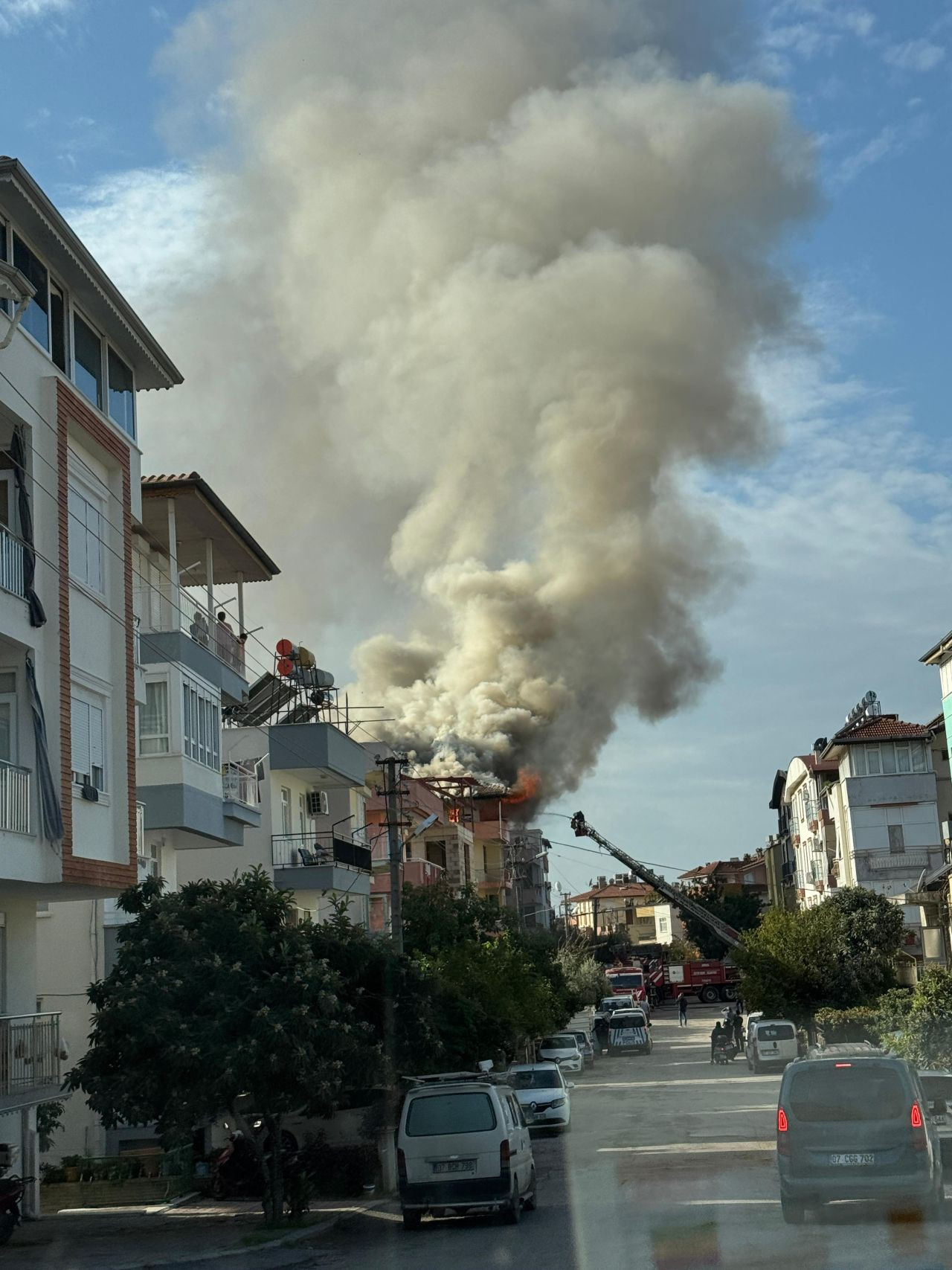 Antalya’da Çatı Katı Yangınında Mahsur Kalan 3 Çocuk Kurtarıldı - Sayfa 10