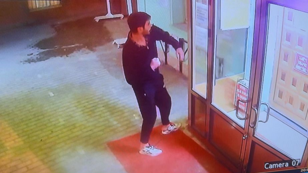 Eskişehir’de Camiye Saldırı: Kapıları Yumruklayan Şahıs Kamerada