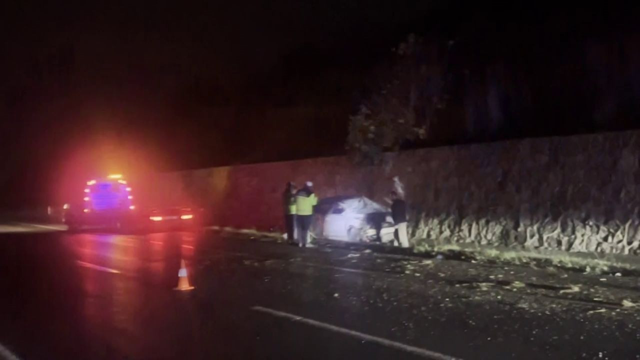 Adapazarı’nda Araç İstinat Duvarına Çarptı: 2 Yaralı - Sayfa 1