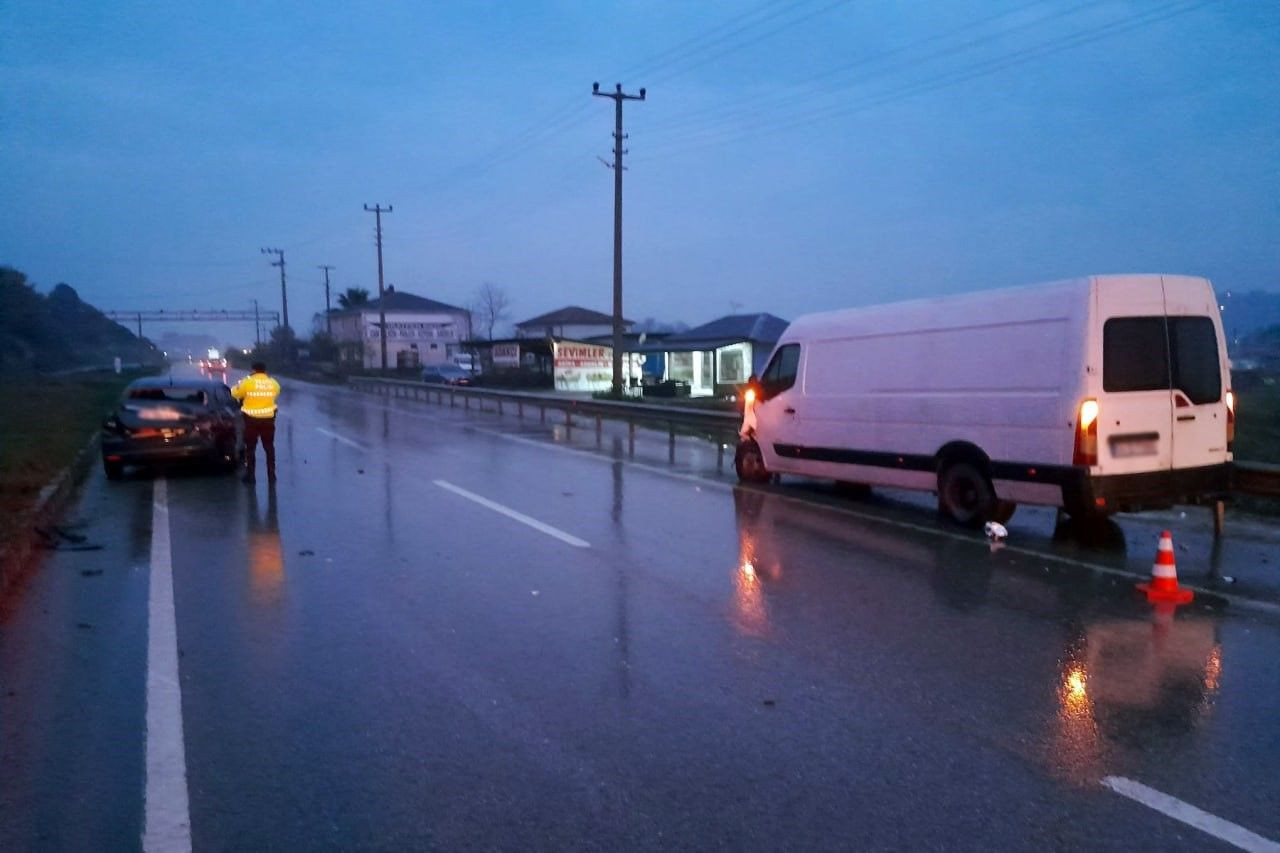 Karasu’da Otomobil ve Minibüs Çarpıştı: 4 Yaralı - Sayfa 3