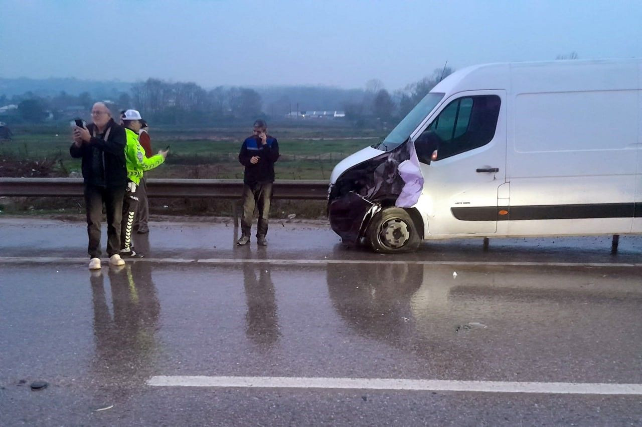 Karasu’da Otomobil ve Minibüs Çarpıştı: 4 Yaralı - Sayfa 2