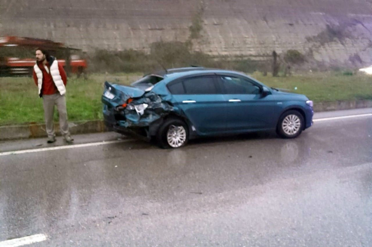 Karasu’da Otomobil ve Minibüs Çarpıştı: 4 Yaralı - Sayfa 1