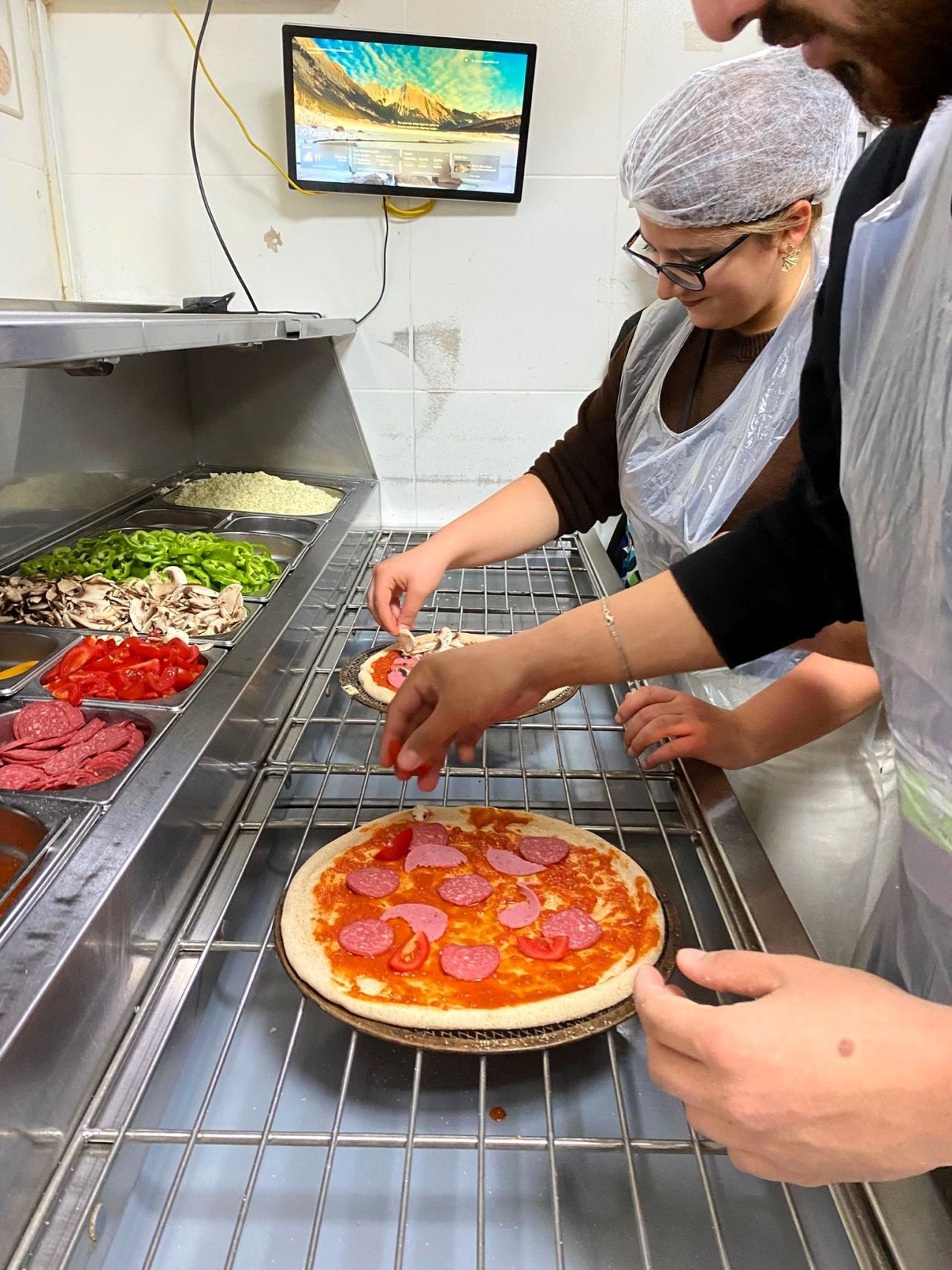 SUBÜ Öğrencileri İlkokul Öğrencilerine Pizza Hazırladı - Sayfa 1