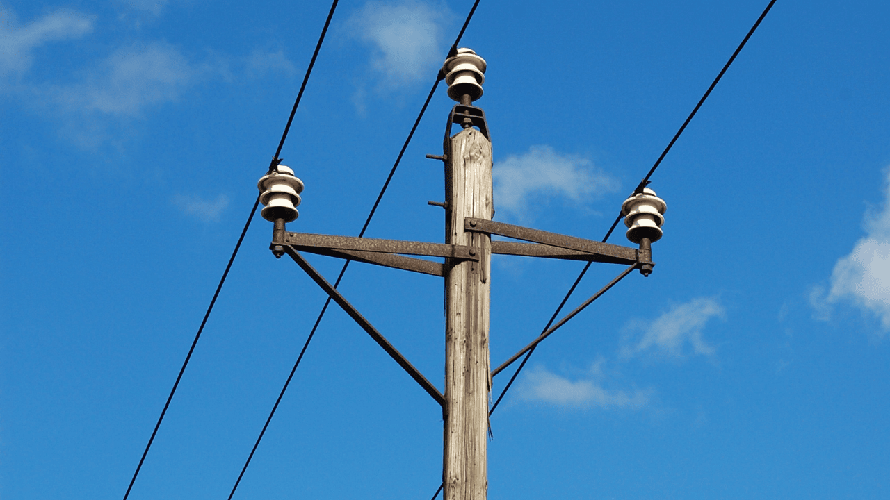 Kontrolden Çıkan SUV, Yeni Dikilen Elektrik Direğine Çarptı