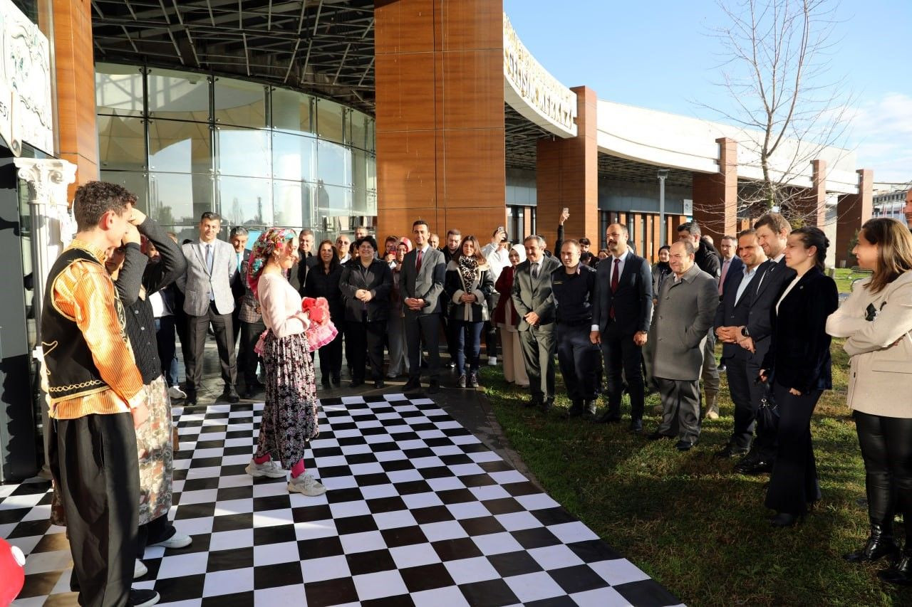 Lise Öğrencileri Roman Kahramanlarıyla Aileye Dikkat Çekti - Sayfa 1