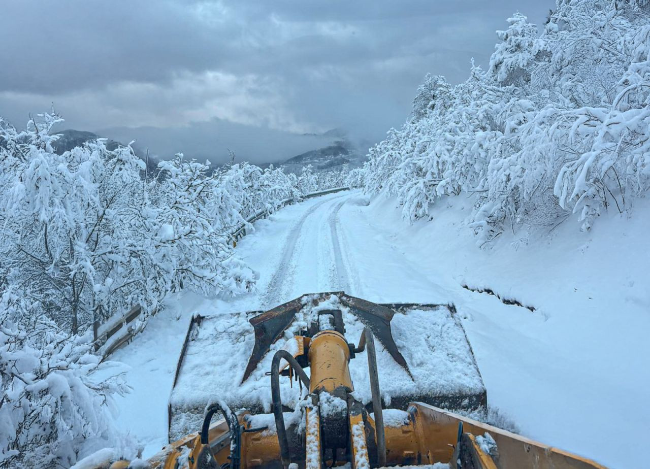 Büyükşehir’den Güncel Kar Raporu: 31 Yol Açıldı, 4’ünde Çalışma Sürüyor - Sayfa 1