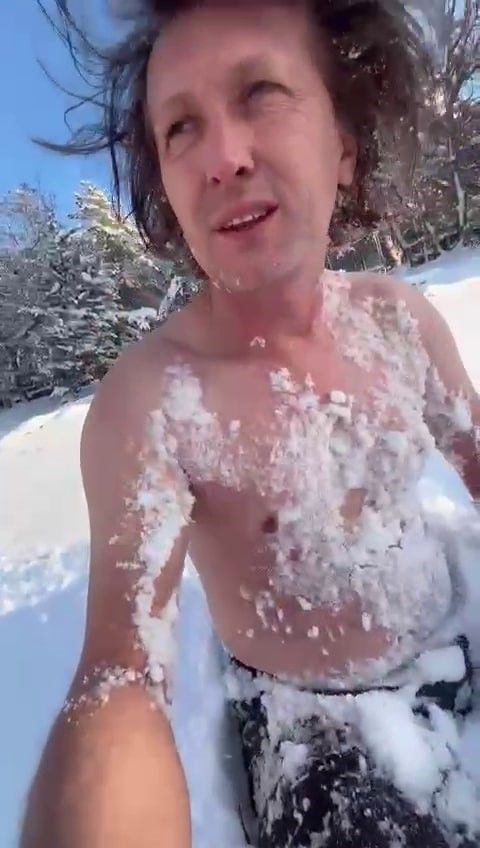 Pamukova’da Kar Keyfi: Yarı Çıplak Kar Banyosu Yaptı - Sayfa 1