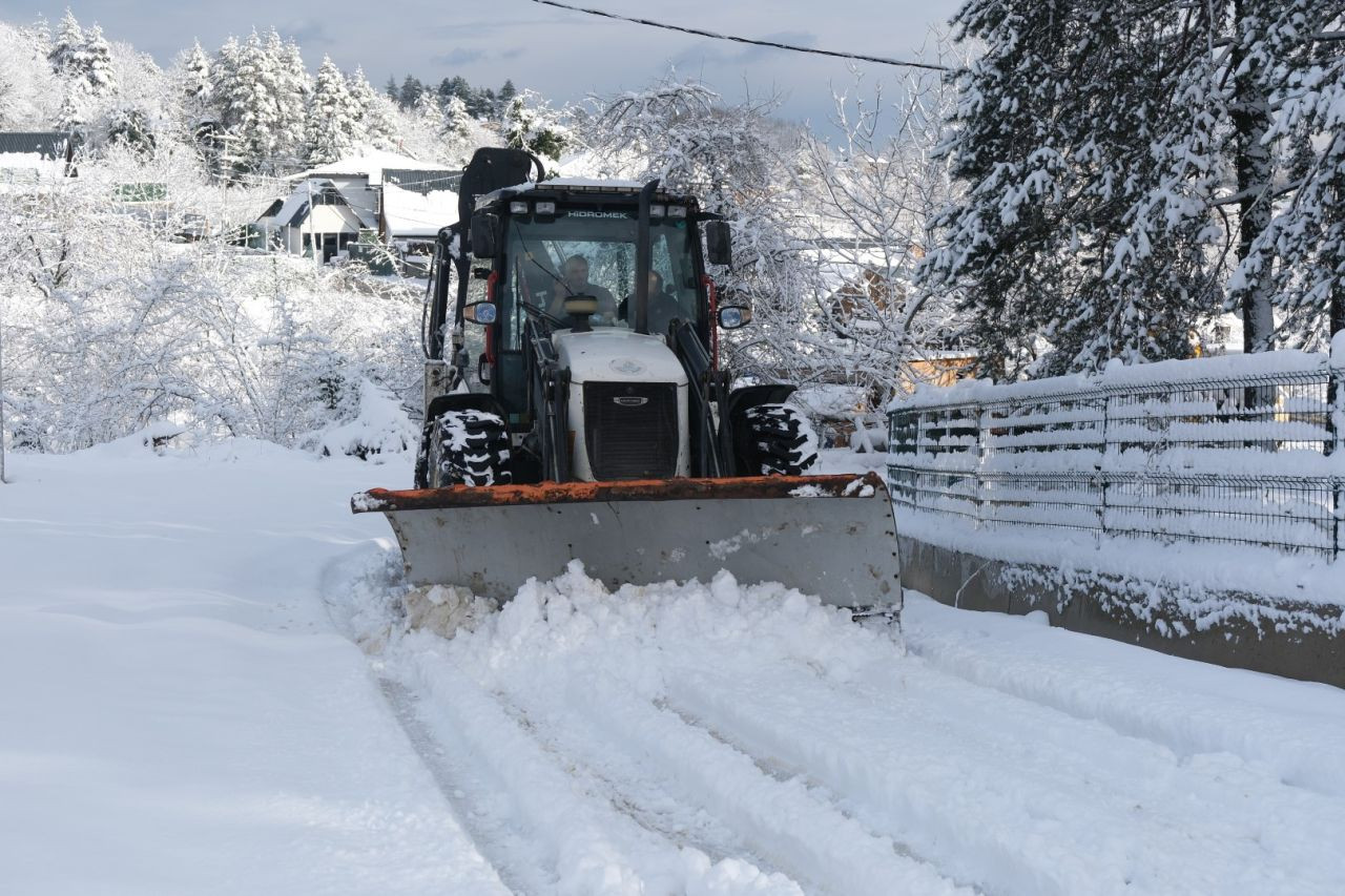 Sapanca Belediyesi Kar Küreme ve Tuzlama Çalışmalarını Aralıksız Sürdürüyor - Sayfa 1