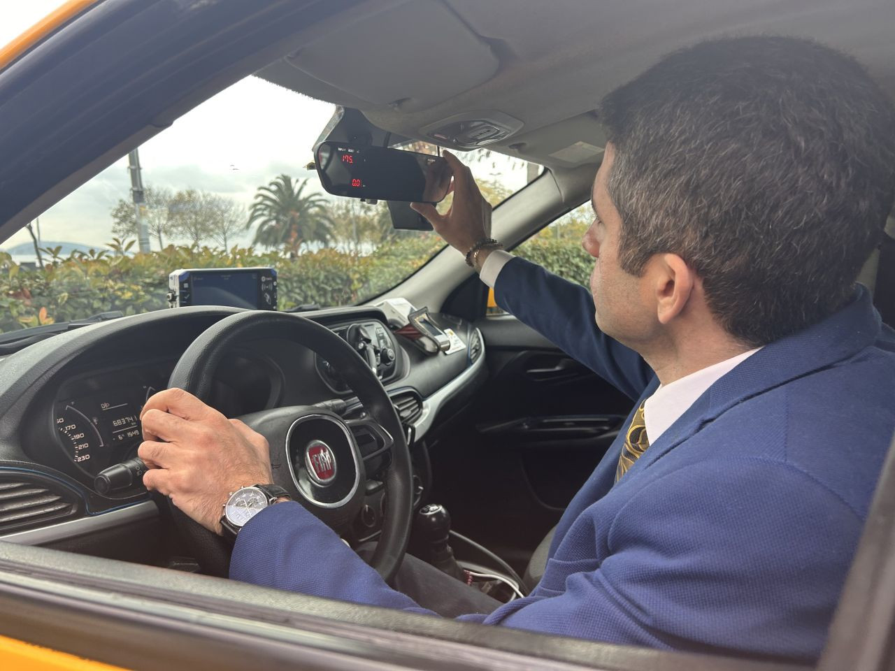 Kravatlı Taksici Dikkat Çekiyor: Bankacılıktan Direksiyon Başına - Sayfa 1