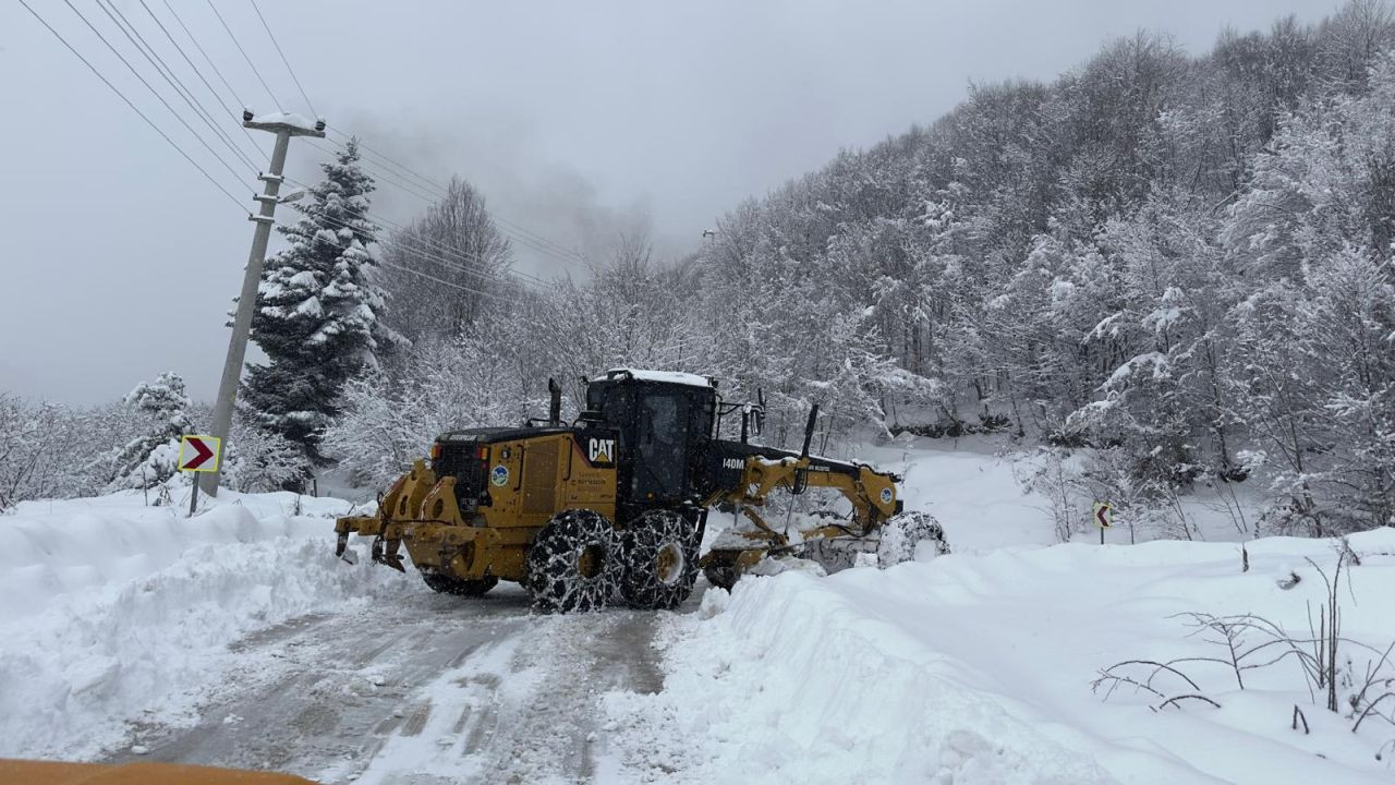 Büyükşehir 24 saat kar mesaisinde: 17 grup yolundan 10’u ulaşıma açıldı - Sayfa 1