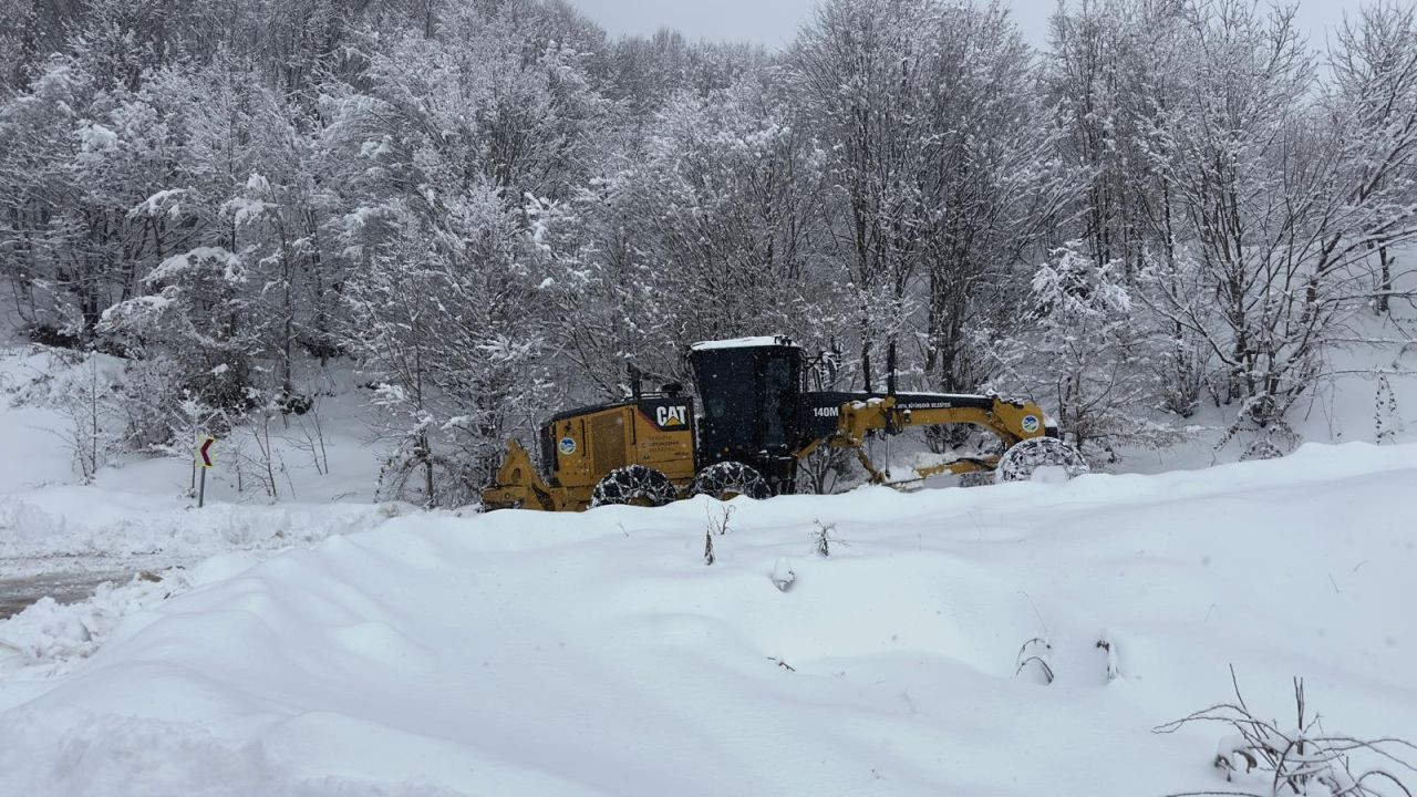 Büyükşehir 24 saat kar mesaisinde: 17 grup yolundan 10’u ulaşıma açıldı - Sayfa 4