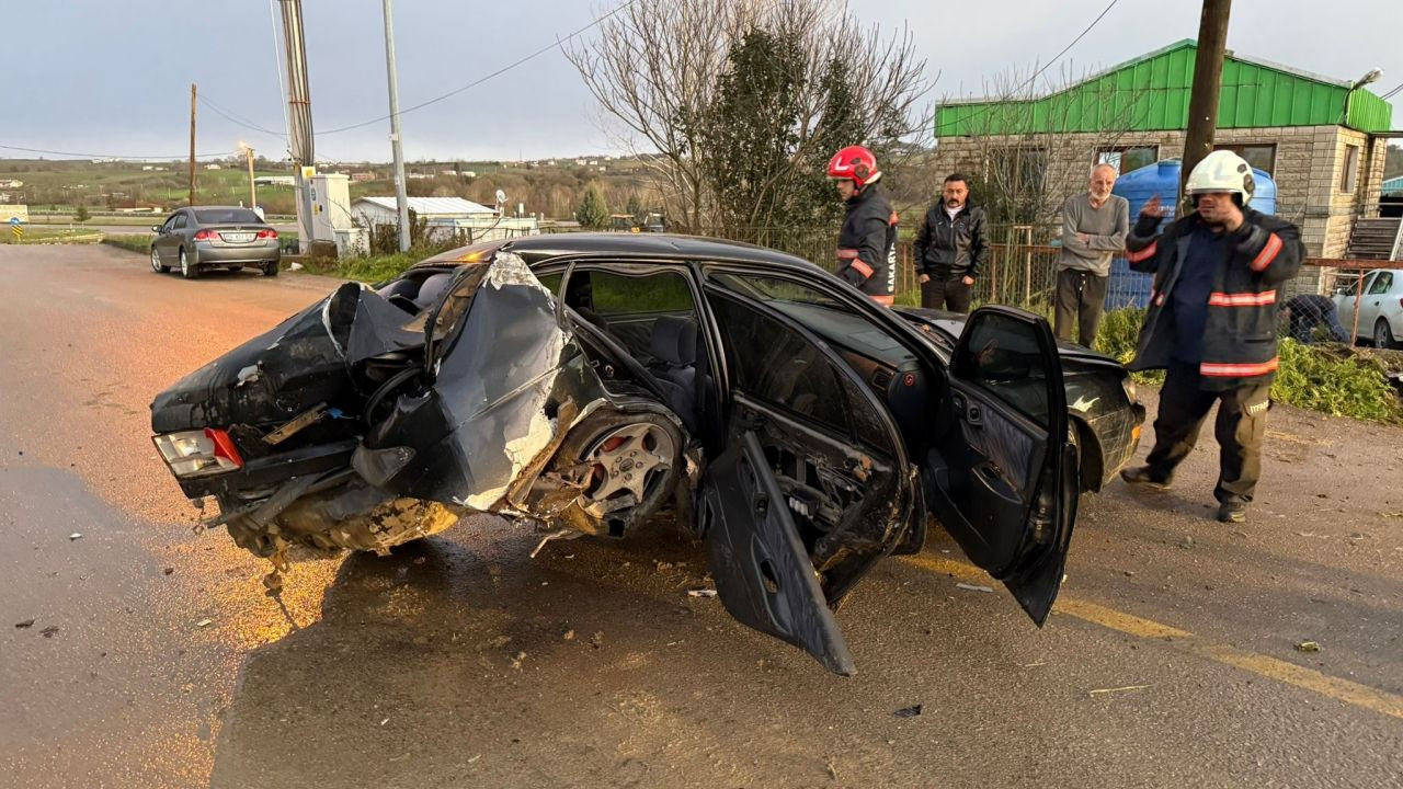 Köpeğe Çarpmamak İçin Manevra Yapan Sürücü Duvara Çarptı - Sayfa 1